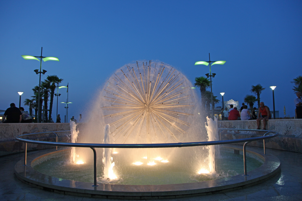 Piazza con fontana in notturna - Misano Adriatico foto di PH. Paritani