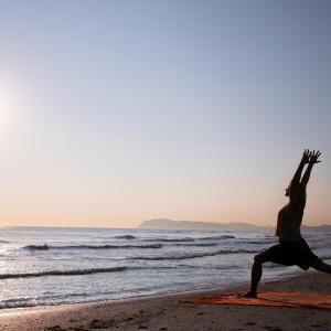 Yoga sulla spiaggia